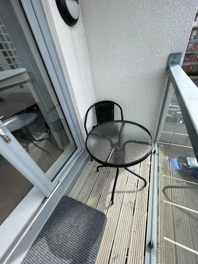 Modern 2-Bed Apartment In The Heart Of Salford Quays Zewnętrze zdjęcie